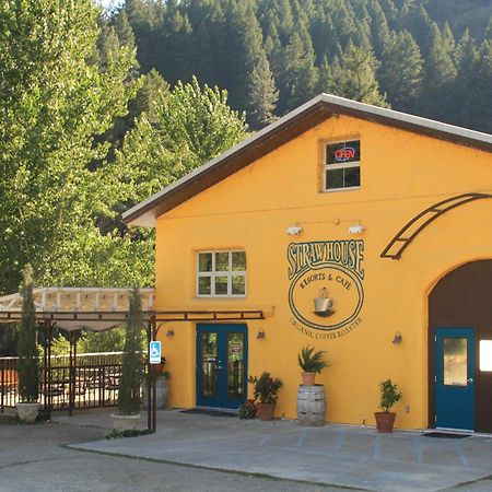 Strawhouse Resorts Big Bar Bagian luar foto