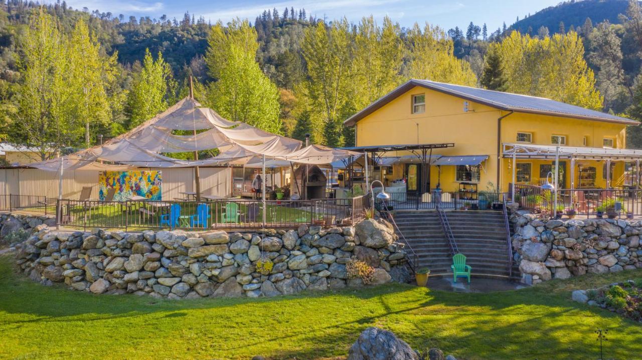 Strawhouse Resorts Big Bar Bagian luar foto